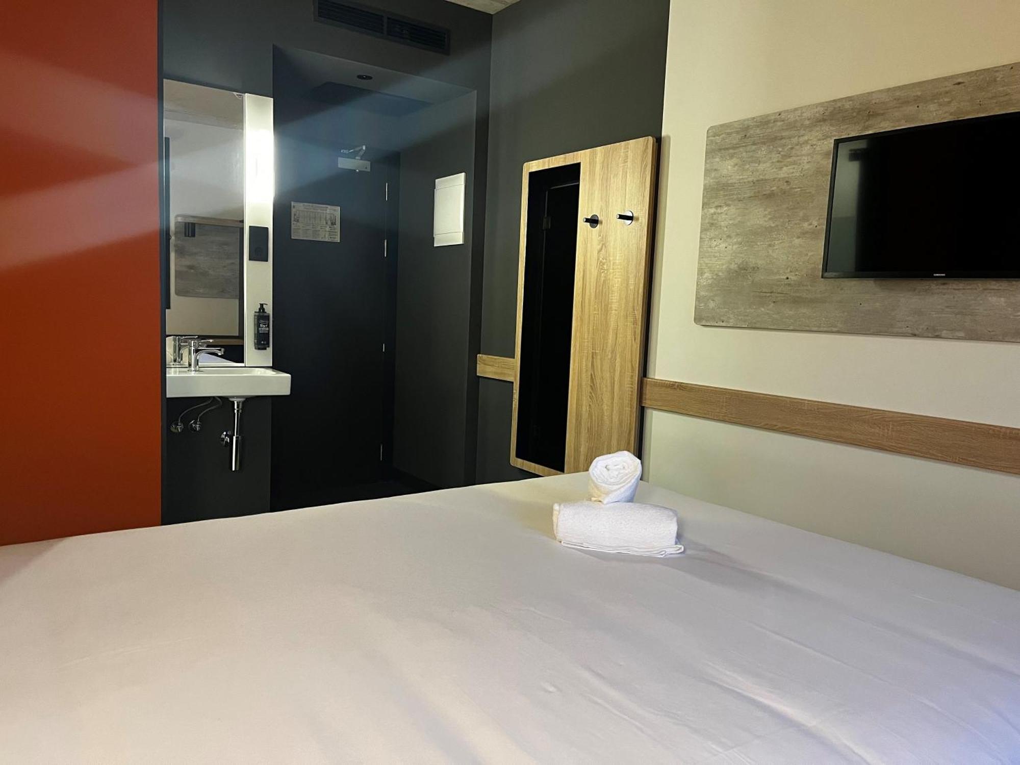 Ibis Budget Madrid Aeropuerto Exterior photo