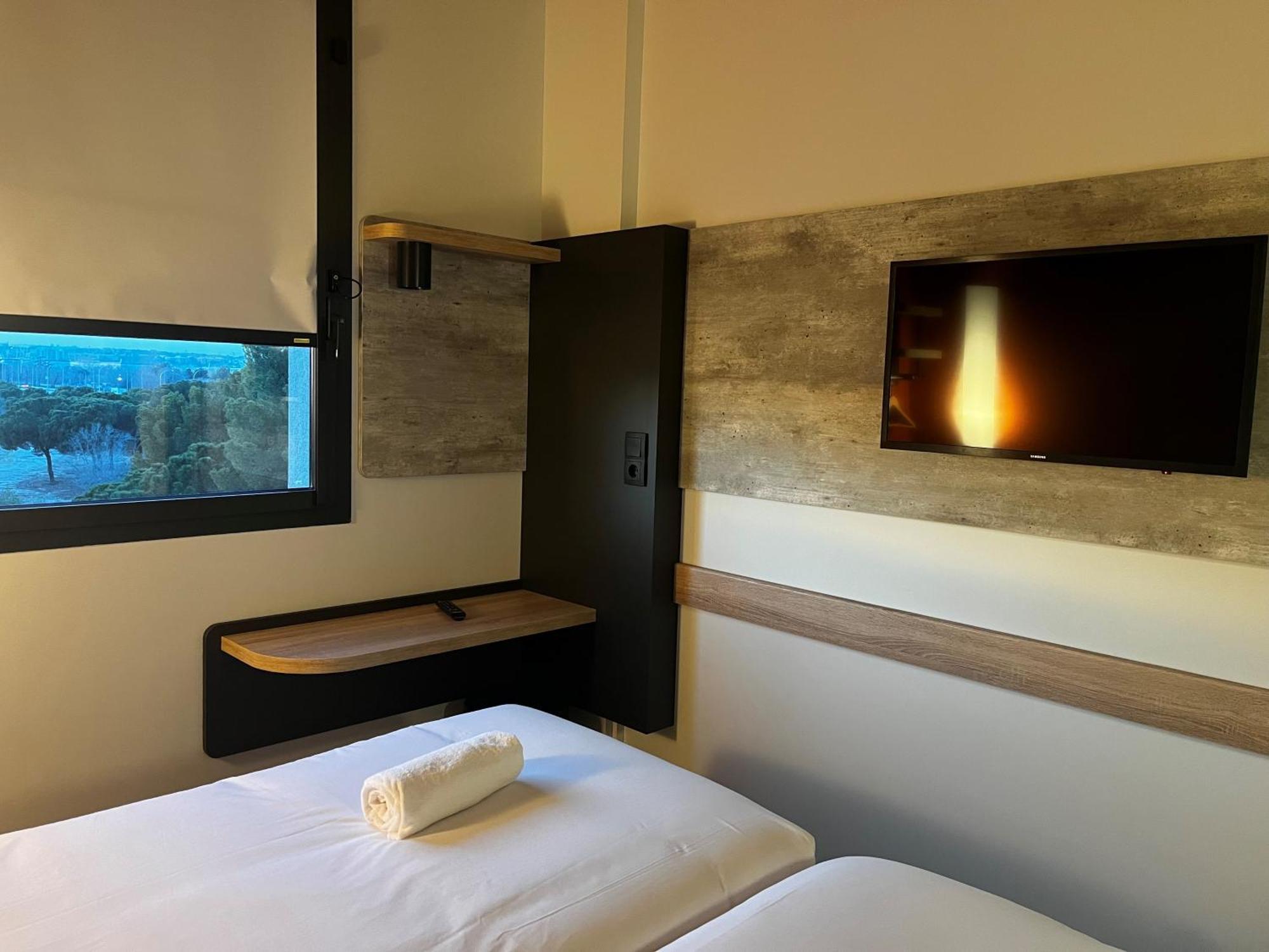 Ibis Budget Madrid Aeropuerto Exterior photo