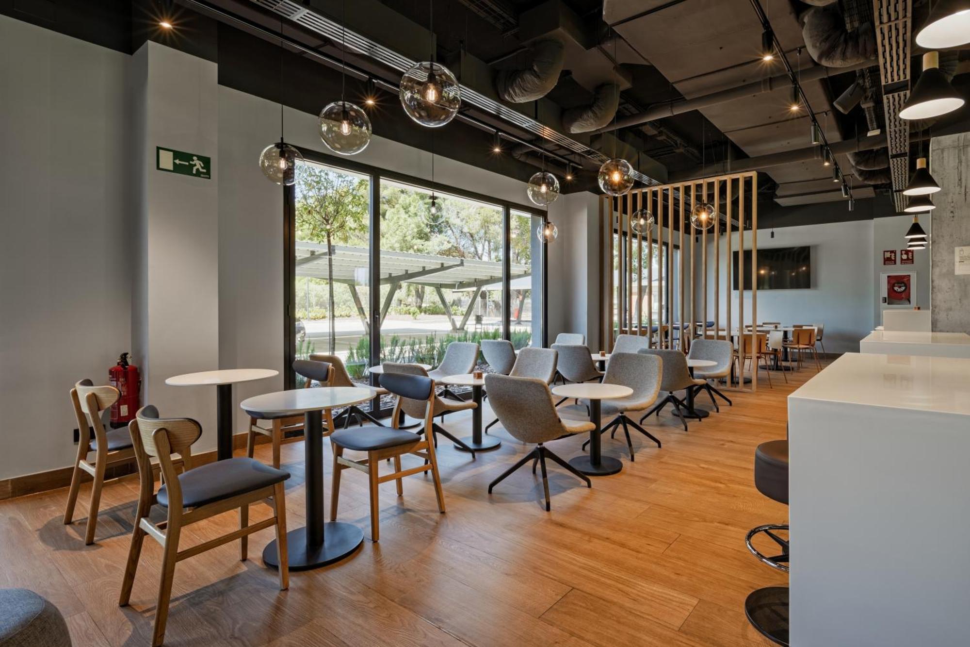 Ibis Budget Madrid Aeropuerto Exterior photo